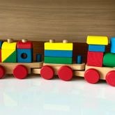 ชุดรถไฟตัวต่อไม้ชิ้นใหญ่สำหรับเล่นพัฒนากล้ามเนื้อมัดต่างๆแบรนด์ Melissa & Doug รุ่น Stacking Train
