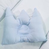 เตียงนอนเด็กอ่อนวิคตอเรีย Kitso สีฟ้า พร้อม Dreamy kids เบาะนอนรังนก เบบี้เนส king size ขาวออฟไวท์-ฟ้าพาสเทล หมอนหลุมทรงมงกุ