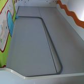 เตียงเด็ก2ชั้น3ที่นอน​ตรงบันไดเป็นลิ้นชักเก็บของ​ แถมที่กั้นฟรี