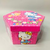 ชุดระบายสี Hello Kitty เซ็ทระบายสี กล่องระบายสี สีเมจิก สีไม้ สีเทียน กล่อง 6 เหลี่ยม มี 4 ชั้น สี 4 แบบ รวม 42 สี 