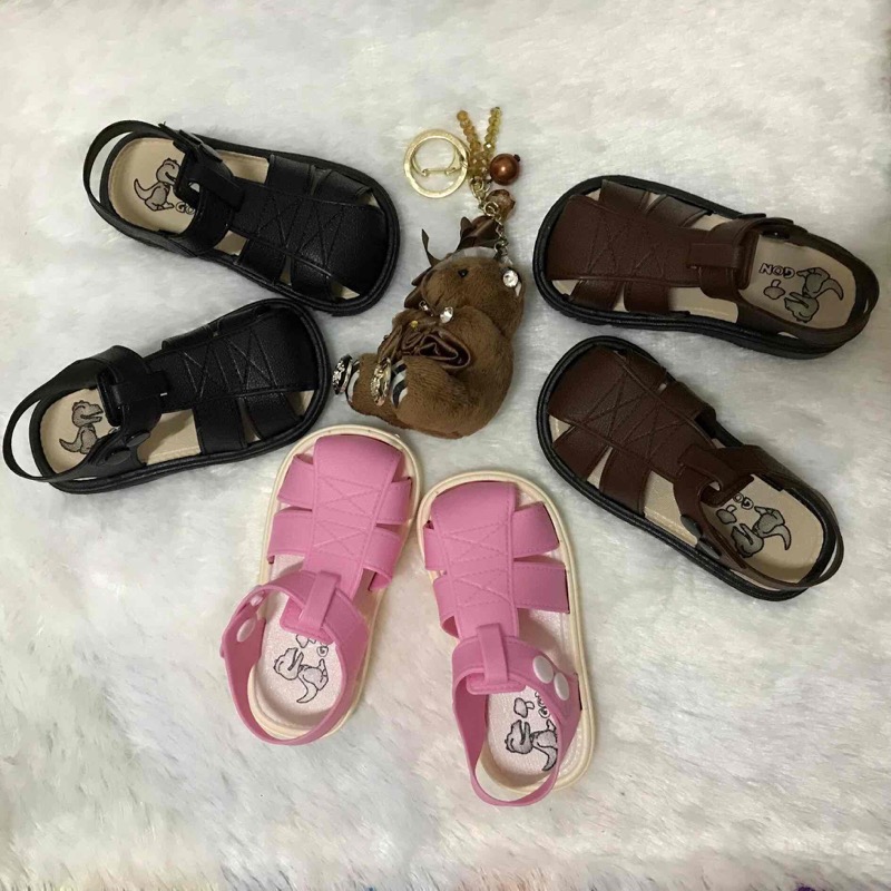 รองเท้ารัดส้นเด็กปิดหัว 199 บาท