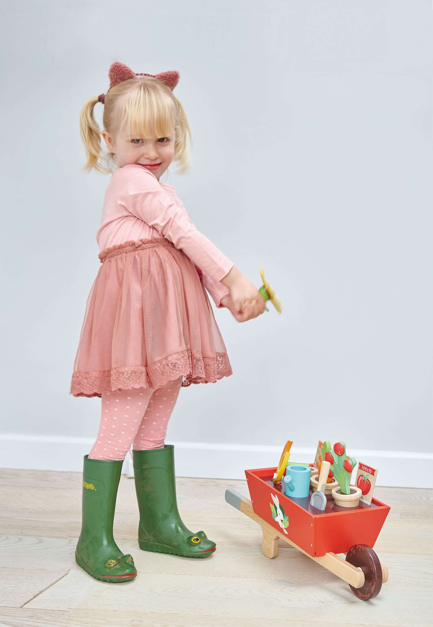 Tender Leaf Toys ของเล่นไม้ ของเล่นเด็ก ชุดรถทำสวน Garden Wheelbarrow Set