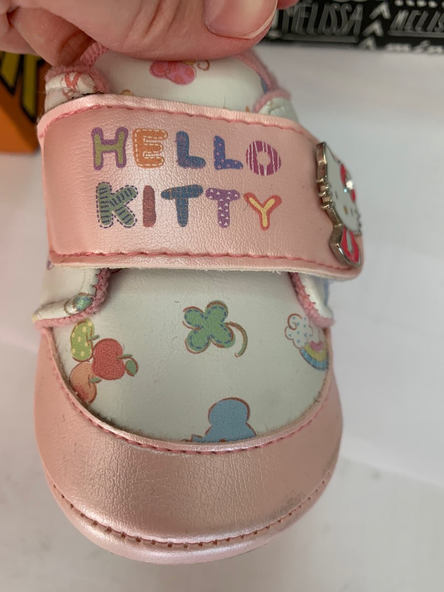 ส่งต่อรองเท้า Hello kitty ไซส์ 4