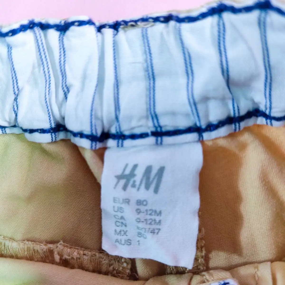 H&M กางเกงขาสั้นสีครีมเอวยางยืดมีคราบเหลือง 9-12 m 