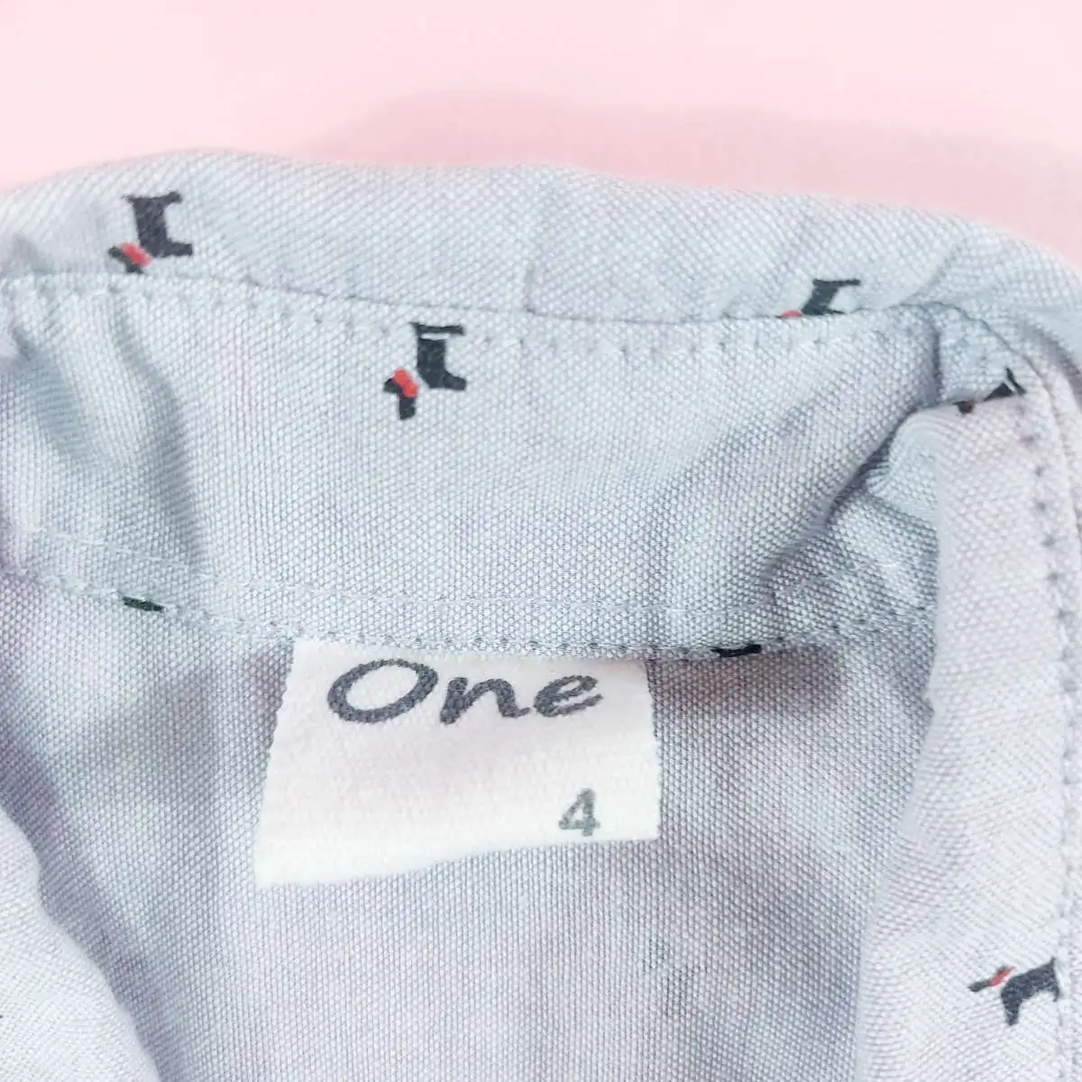 One เสื้อเชิ้ตแขนสั้นคอปกสีเทาลายหมา