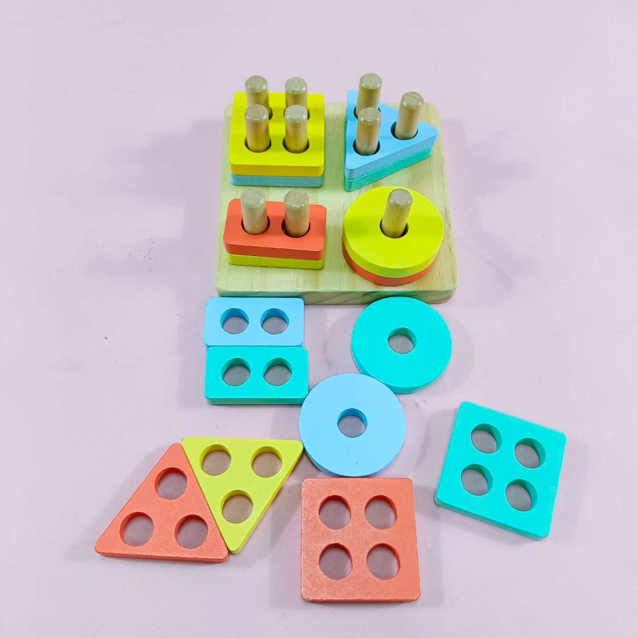 Wooden block บล็อคไม้ ของเล่นไม้ แท่นเสียบ วงกลม สี่เหลี่ยม สามเหลี่ยม รูปทรงเรขาคณิต สีสันสดใส 4 เสา การแยกรูปทรง