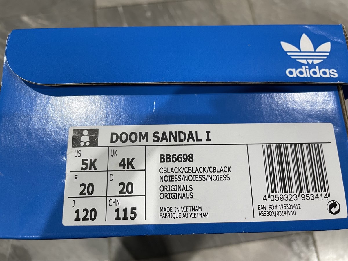 รองเท้า Adidas doom sandal Size UK4k