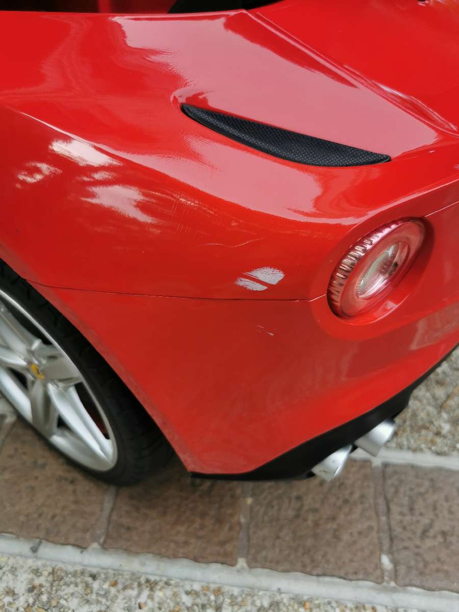 (มือสอง) รถแบตเตอรี่พร้อมรีโมทบังคับวิทยุภายใต้ลิขสิทธิ์แท้ของรถยนต์ Ferrari รุ่น Ferrari F12 Berlinetta Remo