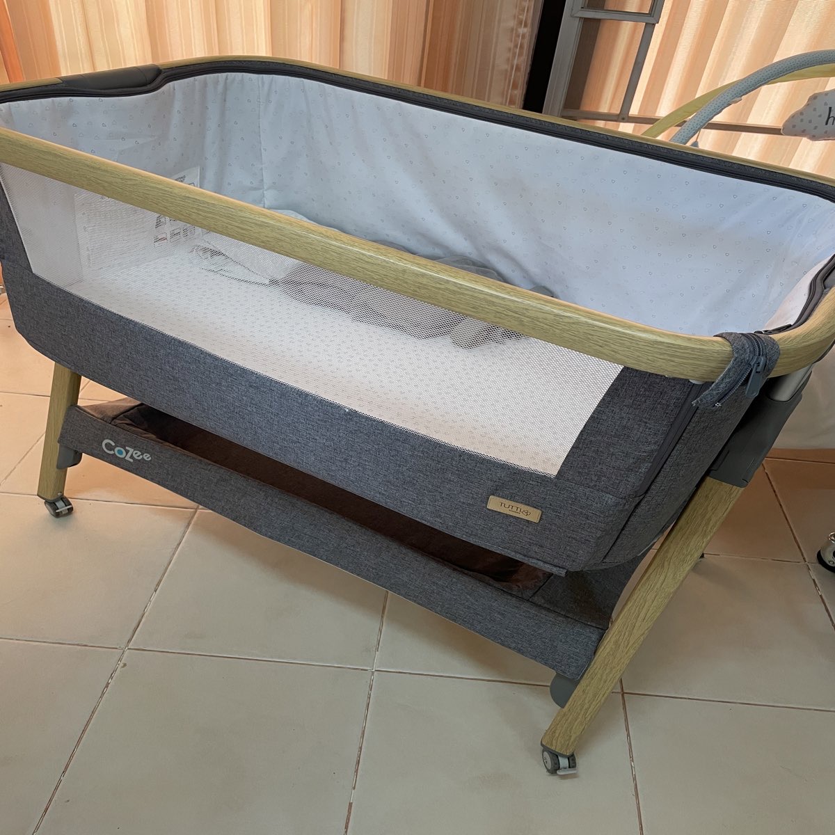 Cozee Bedside Crib รุ่นใหม่มีล้อ โยกได้