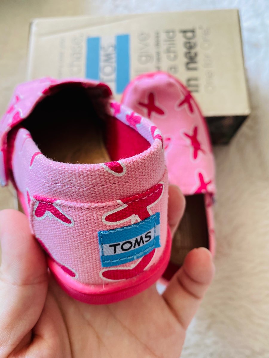 รองเท้า TOMS 