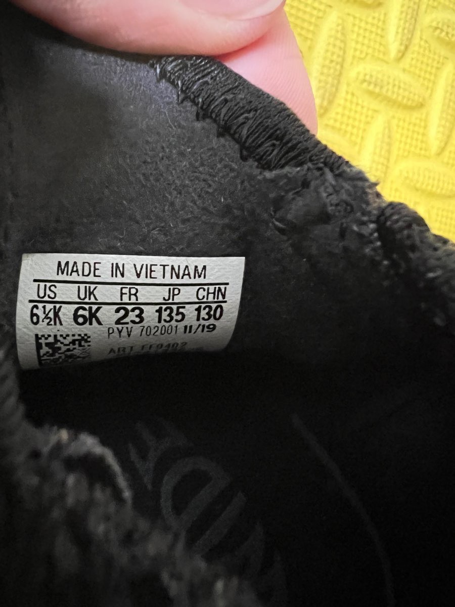 รองเท้าผ้าใบ Adidas size UK 6K