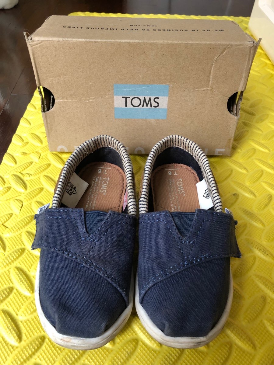รองเท้ายี่ห้อ Toms 6T