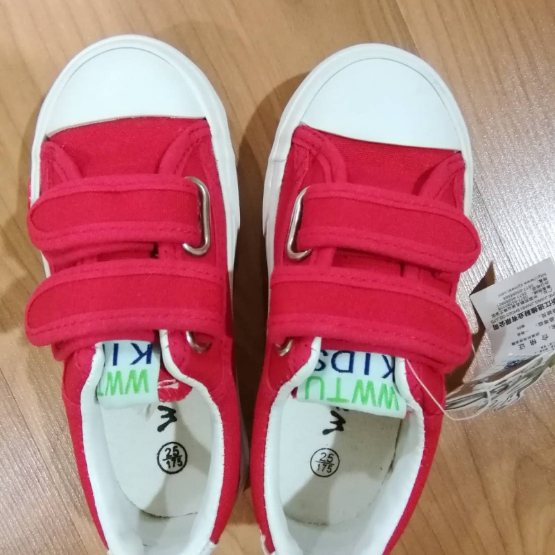 รองเท้าผ้าใบสีแดง 16 ซม