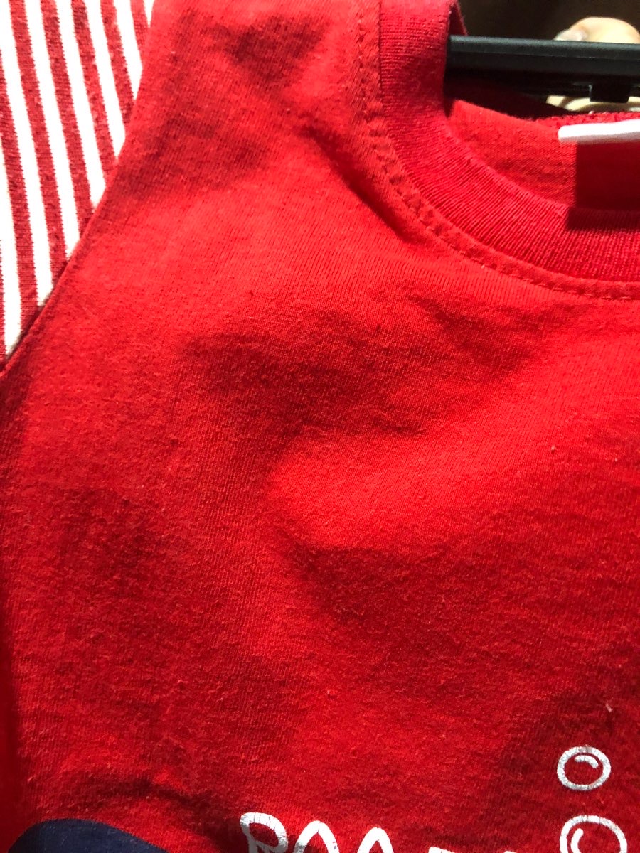 เสื้อยืดฉลามน้อยสีแดง