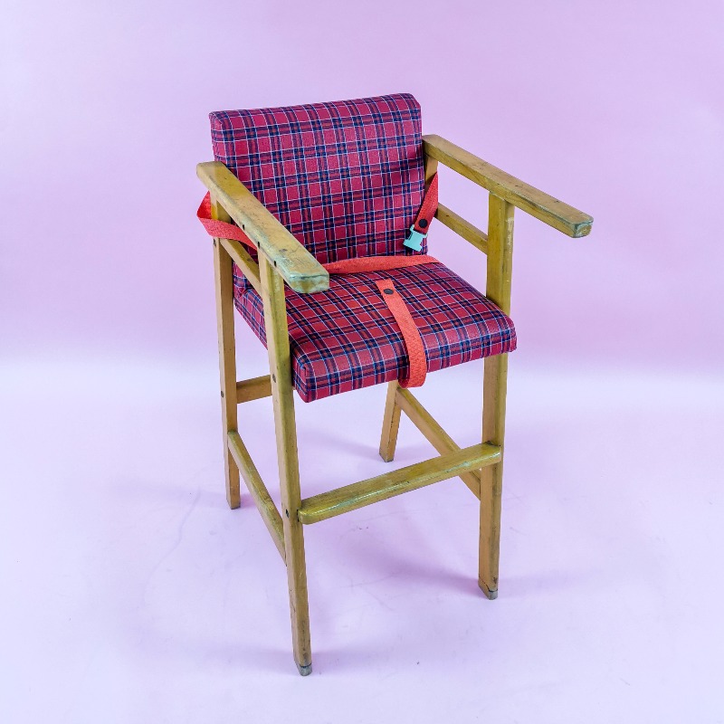 เก้าอี้หัดนั่ง มีเบาะนั่งสีแดง PS.49