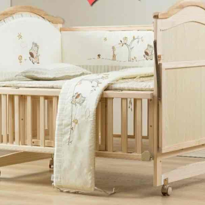 เตียงไม้เด็ก ปรับระดับได้ 3 ระดับ มีล้อ ปรับโยกได้ สภาพ 95 เปอร์เซ็นต์